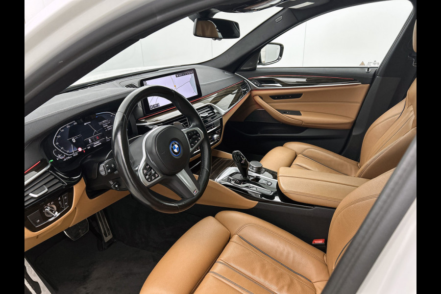 BMW 5 Serie Touring 530e M-Sport / Anniversary / X-Drive / / Harman Kardon / Panoramadak / Massagefunctie / Trekhaak / Leder-Sport / Apk 06-2028