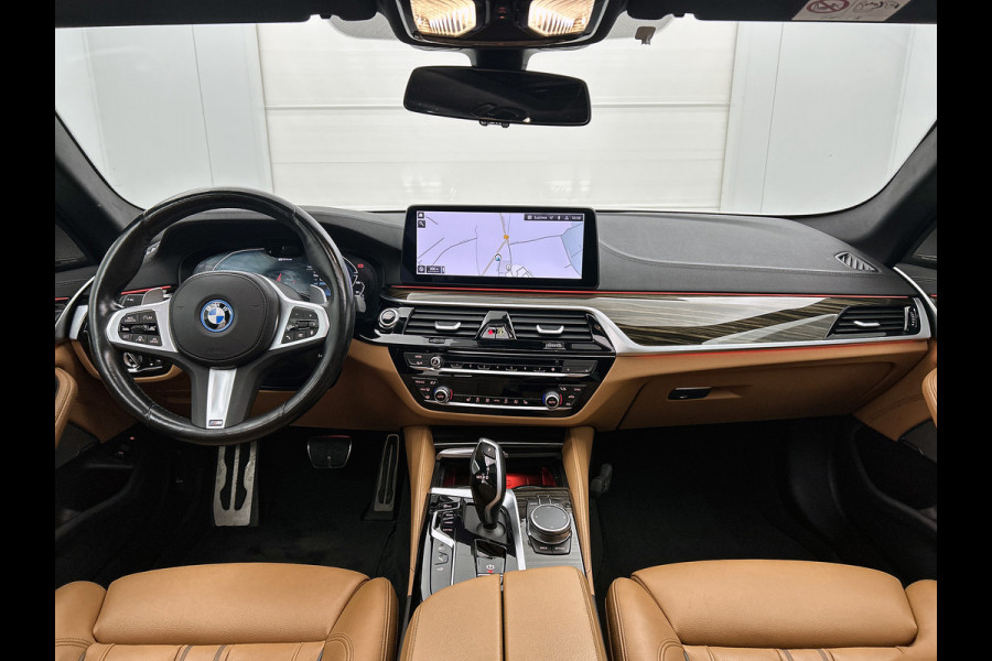 BMW 5 Serie Touring 530e M-Sport / Anniversary / X-Drive / / Harman Kardon / Panoramadak / Massagefunctie / Trekhaak / Leder-Sport / Apk 06-2028