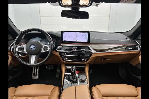 BMW 5 Serie Touring 530e M-Sport / Anniversary / X-Drive / / Harman Kardon / Panoramadak / Massagefunctie / Trekhaak / Leder-Sport / Apk 06-2028