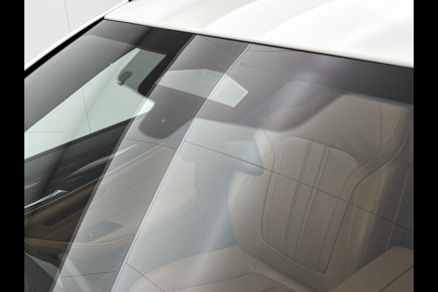 BMW 5 Serie Touring 530e M-Sport / Anniversary / X-Drive / / Harman Kardon / Panoramadak / Massagefunctie / Trekhaak / Leder-Sport / Apk 06-2028