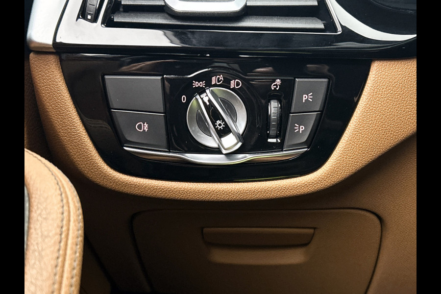 BMW 5 Serie Touring 530e M-Sport / Anniversary / X-Drive / / Harman Kardon / Panoramadak / Massagefunctie / Trekhaak / Leder-Sport / Apk 06-2028