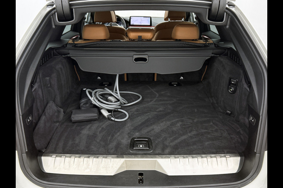 BMW 5 Serie Touring 530e M-Sport / Anniversary / X-Drive / / Harman Kardon / Panoramadak / Massagefunctie / Trekhaak / Leder-Sport / Apk 06-2028