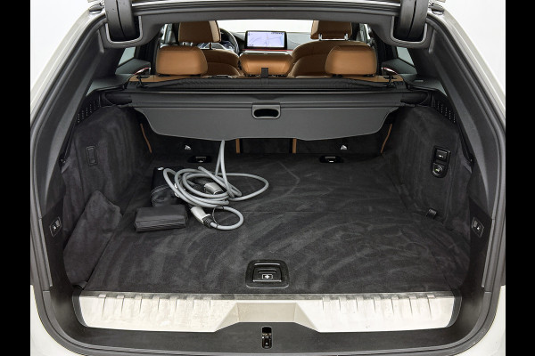 BMW 5 Serie Touring 530e M-Sport / Anniversary / X-Drive / / Harman Kardon / Panoramadak / Massagefunctie / Trekhaak / Leder-Sport / Apk 06-2028