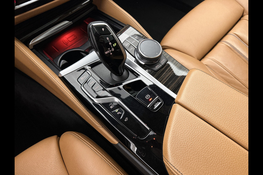 BMW 5 Serie Touring 530e M-Sport / Anniversary / X-Drive / / Harman Kardon / Panoramadak / Massagefunctie / Trekhaak / Leder-Sport / Apk 06-2028