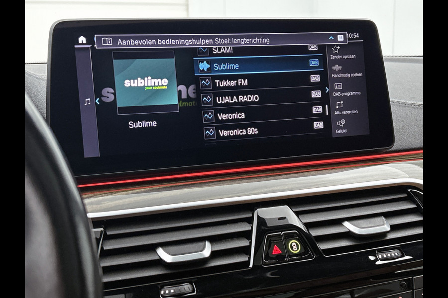BMW 5 Serie Touring 530e M-Sport / Anniversary / X-Drive / / Harman Kardon / Panoramadak / Massagefunctie / Trekhaak / Leder-Sport / Apk 06-2028
