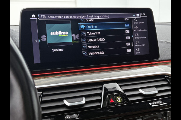 BMW 5 Serie Touring 530e M-Sport / Anniversary / X-Drive / / Harman Kardon / Panoramadak / Massagefunctie / Trekhaak / Leder-Sport / Apk 06-2028