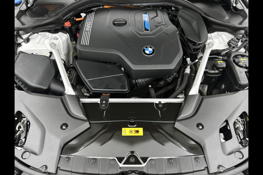 BMW 5 Serie Touring 530e M-Sport / Anniversary / X-Drive / / Harman Kardon / Panoramadak / Massagefunctie / Trekhaak / Leder-Sport / Apk 06-2028