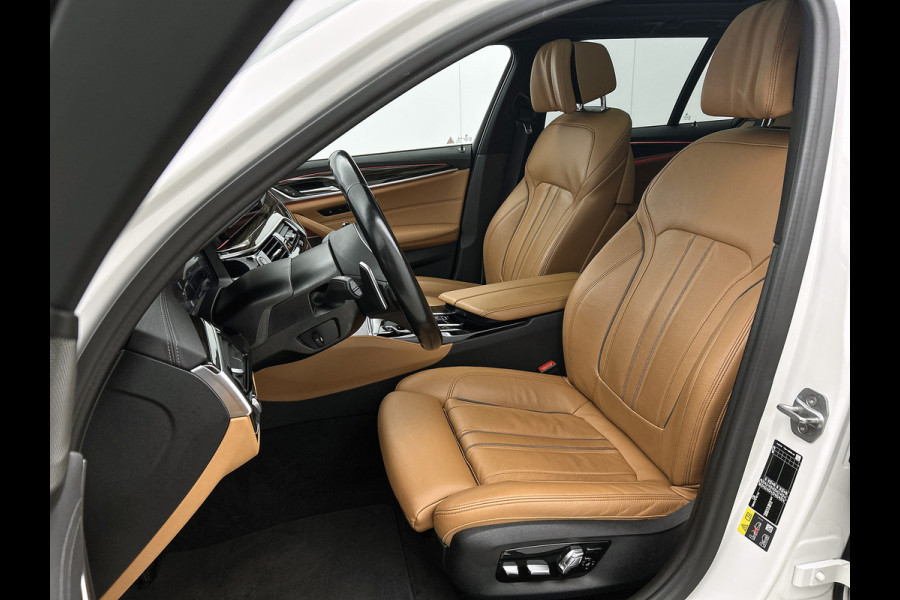 BMW 5 Serie Touring 530e M-Sport / Anniversary / X-Drive / / Harman Kardon / Panoramadak / Massagefunctie / Trekhaak / Leder-Sport / Apk 06-2028