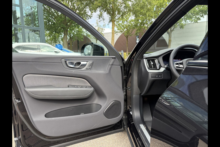 Volvo XC60 2.0 T6 Plug-in hybrid AWD Plus Dark ELEKTRISCHE TREKHAAK| PANO| STOEL + STUURVERWARMING| ACHTERBANK VERWARMD| HEAD-UP DISPLAY| 360 CAMERA| MEMORY STOELEN|