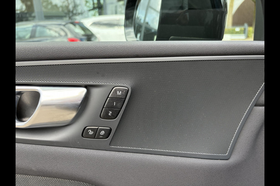 Volvo XC60 2.0 T6 Plug-in hybrid AWD Plus Dark ELEKTRISCHE TREKHAAK| PANO| STOEL + STUURVERWARMING| ACHTERBANK VERWARMD| HEAD-UP DISPLAY| 360 CAMERA| MEMORY STOELEN|