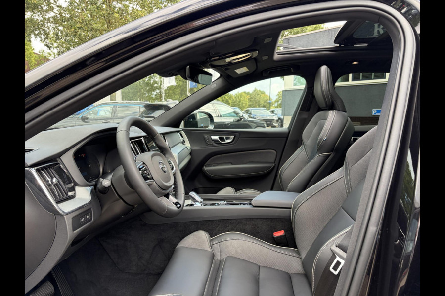 Volvo XC60 2.0 T6 Plug-in hybrid AWD Plus Dark ELEKTRISCHE TREKHAAK| PANO| STOEL + STUURVERWARMING| ACHTERBANK VERWARMD| HEAD-UP DISPLAY| 360 CAMERA| MEMORY STOELEN|