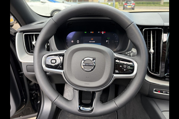 Volvo XC60 2.0 T6 Plug-in hybrid AWD Plus Dark ELEKTRISCHE TREKHAAK| PANO| STOEL + STUURVERWARMING| ACHTERBANK VERWARMD| HEAD-UP DISPLAY| 360 CAMERA| MEMORY STOELEN|