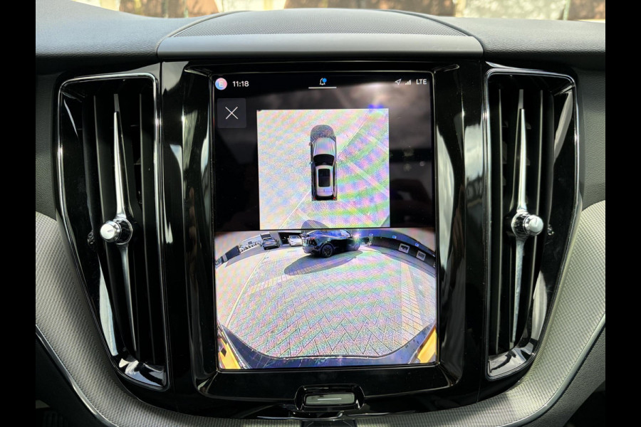 Volvo XC60 2.0 T6 Plug-in hybrid AWD Plus Dark ELEKTRISCHE TREKHAAK| PANO| STOEL + STUURVERWARMING| ACHTERBANK VERWARMD| HEAD-UP DISPLAY| 360 CAMERA| MEMORY STOELEN|
