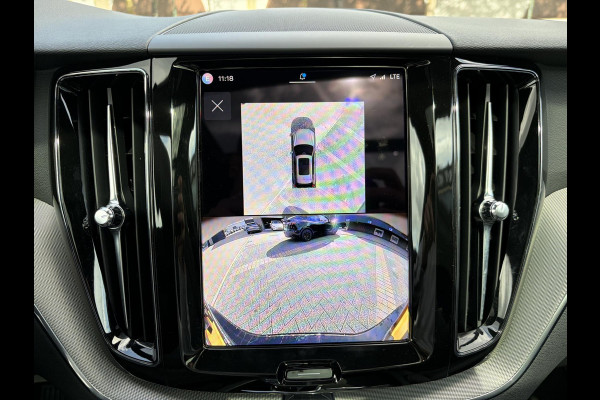 Volvo XC60 2.0 T6 Plug-in hybrid AWD Plus Dark ELEKTRISCHE TREKHAAK| PANO| STOEL + STUURVERWARMING| ACHTERBANK VERWARMD| HEAD-UP DISPLAY| 360 CAMERA| MEMORY STOELEN|