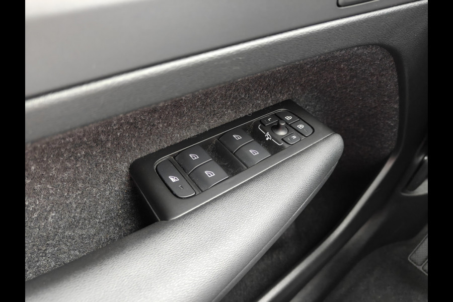 Volvo XC40 T5 262PK Plug-in Hybrid R-Design | BLIS | Pano | H&K | Stoel/stuur Verwarm. | Elektr. stoelen/Kofferklep |