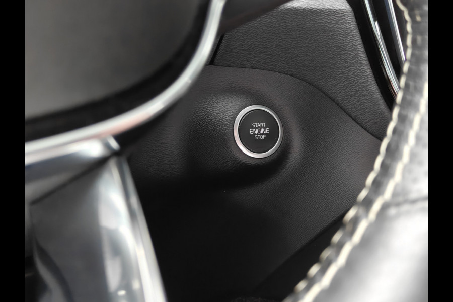 Volvo XC40 T5 262PK Plug-in Hybrid R-Design | BLIS | Pano | H&K | Stoel/stuur Verwarm. | Elektr. stoelen/Kofferklep |