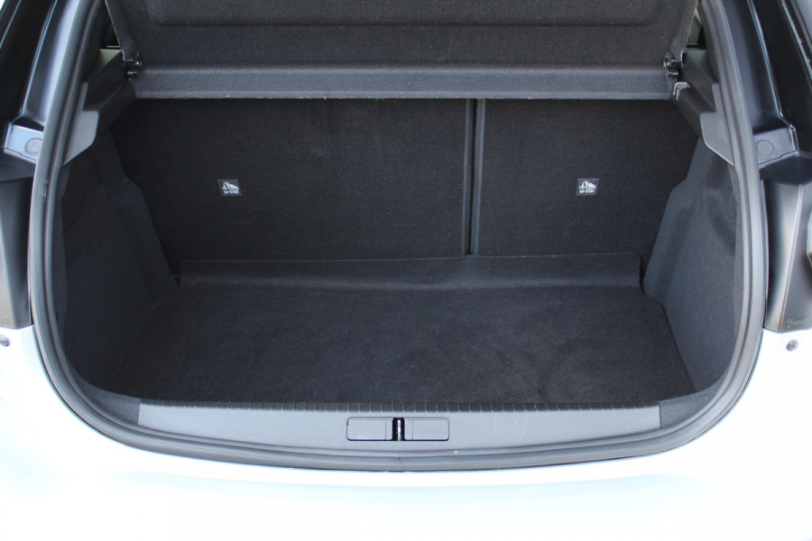 Opel Corsa 1.2-100pk Turbo Ultimate. In nieuwstaat verkerende Opel Corsa ! Autm. airco, cruise cntrl, lane assist, panoramadak, verwarmde stoelen, LM wielen, camera, pdc v+a, navigatie by Apple Carplay/Android auto, metallic, LED verl. etc.
