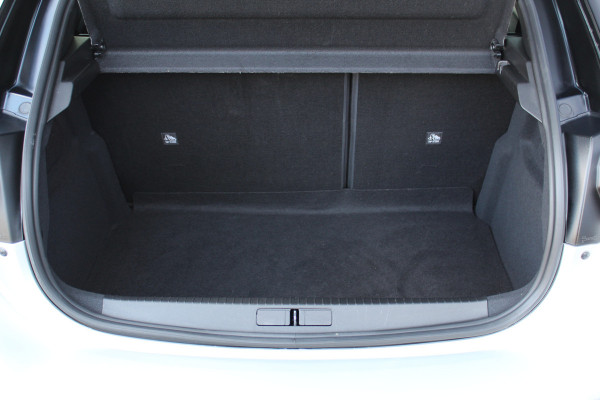 Opel Corsa 1.2-100pk Turbo Ultimate. In nieuwstaat verkerende Opel Corsa ! Autm. airco, cruise cntrl, lane assist, panoramadak, verwarmde stoelen, LM wielen, camera, pdc v+a, navigatie by Apple Carplay/Android auto, metallic, LED verl. etc.