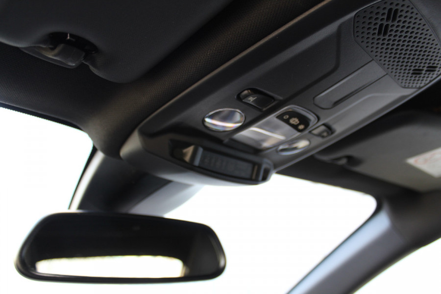 Opel Corsa 1.2-100pk Turbo Ultimate. In nieuwstaat verkerende Opel Corsa ! Autm. airco, cruise cntrl, lane assist, panoramadak, verwarmde stoelen, LM wielen, camera, pdc v+a, navigatie by Apple Carplay/Android auto, metallic, LED verl. etc.