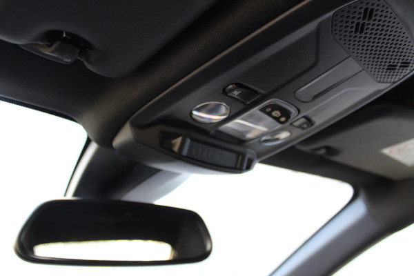 Opel Corsa 1.2-100pk Turbo Ultimate. In nieuwstaat verkerende Opel Corsa ! Autm. airco, cruise cntrl, lane assist, panoramadak, verwarmde stoelen, LM wielen, camera, pdc v+a, navigatie by Apple Carplay/Android auto, metallic, LED verl. etc.