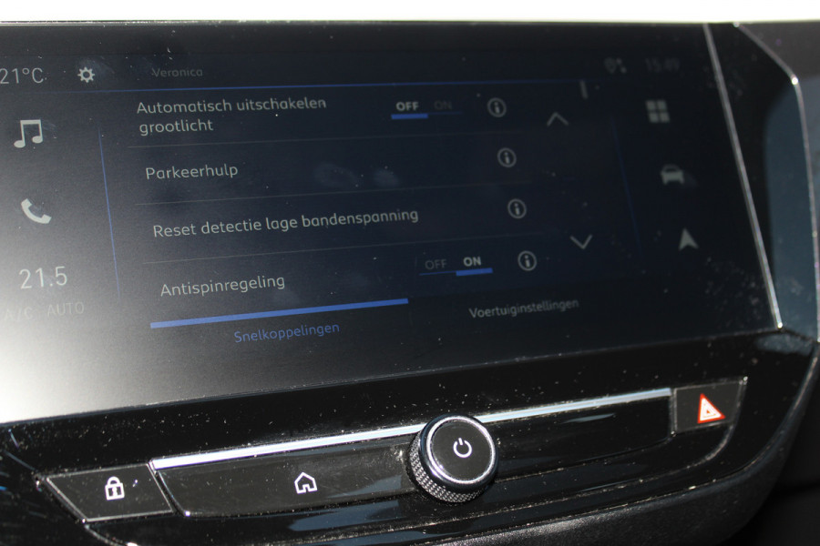 Opel Corsa 1.2-100pk Turbo Ultimate. In nieuwstaat verkerende Opel Corsa ! Autm. airco, cruise cntrl, lane assist, panoramadak, verwarmde stoelen, LM wielen, camera, pdc v+a, navigatie by Apple Carplay/Android auto, metallic, LED verl. etc.