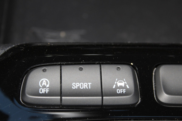 Opel Corsa 1.2-100pk Turbo Ultimate. In nieuwstaat verkerende Opel Corsa ! Autm. airco, cruise cntrl, lane assist, panoramadak, verwarmde stoelen, LM wielen, camera, pdc v+a, navigatie by Apple Carplay/Android auto, metallic, LED verl. etc.
