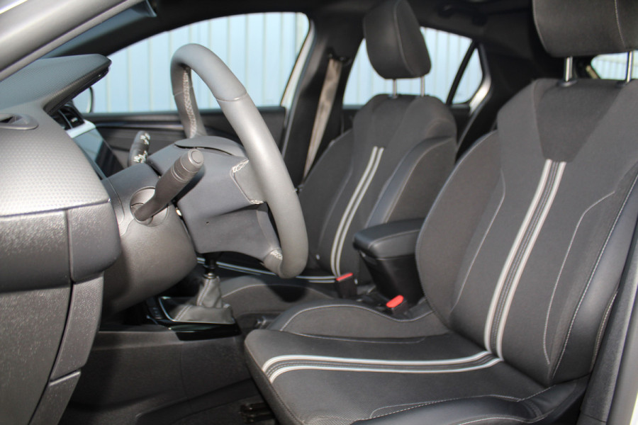 Opel Corsa 1.2-100pk Turbo Ultimate. In nieuwstaat verkerende Opel Corsa ! Autm. airco, cruise cntrl, lane assist, panoramadak, verwarmde stoelen, LM wielen, camera, pdc v+a, navigatie by Apple Carplay/Android auto, metallic, LED verl. etc.