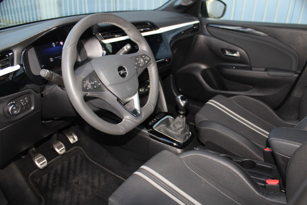 Opel Corsa 1.2-100pk Turbo Ultimate. In nieuwstaat verkerende Opel Corsa ! Autm. airco, cruise cntrl, lane assist, panoramadak, verwarmde stoelen, LM wielen, camera, pdc v+a, navigatie by Apple Carplay/Android auto, metallic, LED verl. etc.