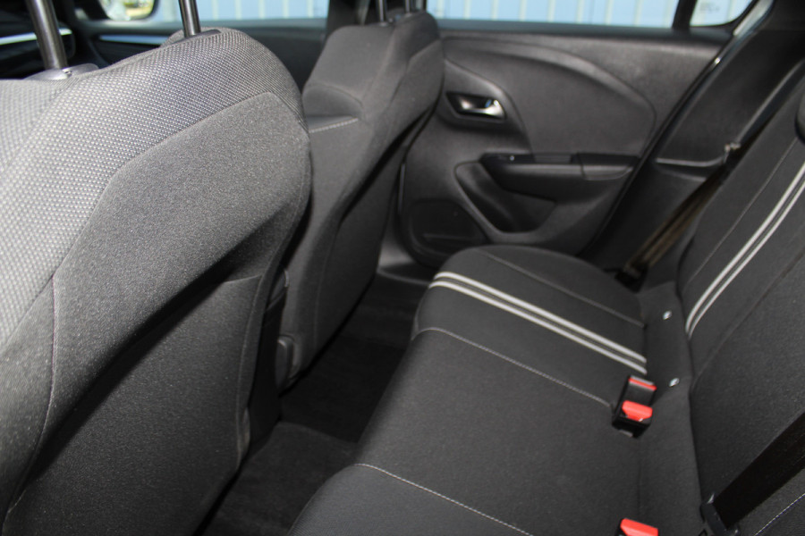 Opel Corsa 1.2-100pk Turbo Ultimate. In nieuwstaat verkerende Opel Corsa ! Autm. airco, cruise cntrl, lane assist, panoramadak, verwarmde stoelen, LM wielen, camera, pdc v+a, navigatie by Apple Carplay/Android auto, metallic, LED verl. etc.