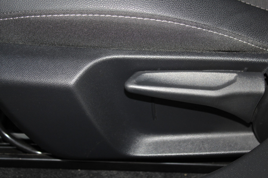 Opel Corsa 1.2-100pk Turbo Ultimate. In nieuwstaat verkerende Opel Corsa ! Autm. airco, cruise cntrl, lane assist, panoramadak, verwarmde stoelen, LM wielen, camera, pdc v+a, navigatie by Apple Carplay/Android auto, metallic, LED verl. etc.