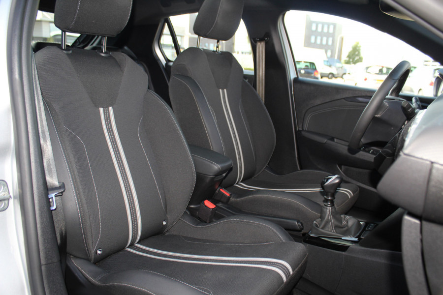 Opel Corsa 1.2-100pk Turbo Ultimate. In nieuwstaat verkerende Opel Corsa ! Autm. airco, cruise cntrl, lane assist, panoramadak, verwarmde stoelen, LM wielen, camera, pdc v+a, navigatie by Apple Carplay/Android auto, metallic, LED verl. etc.