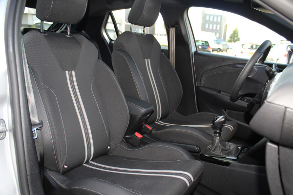 Opel Corsa 1.2-100pk Turbo Ultimate. In nieuwstaat verkerende Opel Corsa ! Autm. airco, cruise cntrl, lane assist, panoramadak, verwarmde stoelen, LM wielen, camera, pdc v+a, navigatie by Apple Carplay/Android auto, metallic, LED verl. etc.