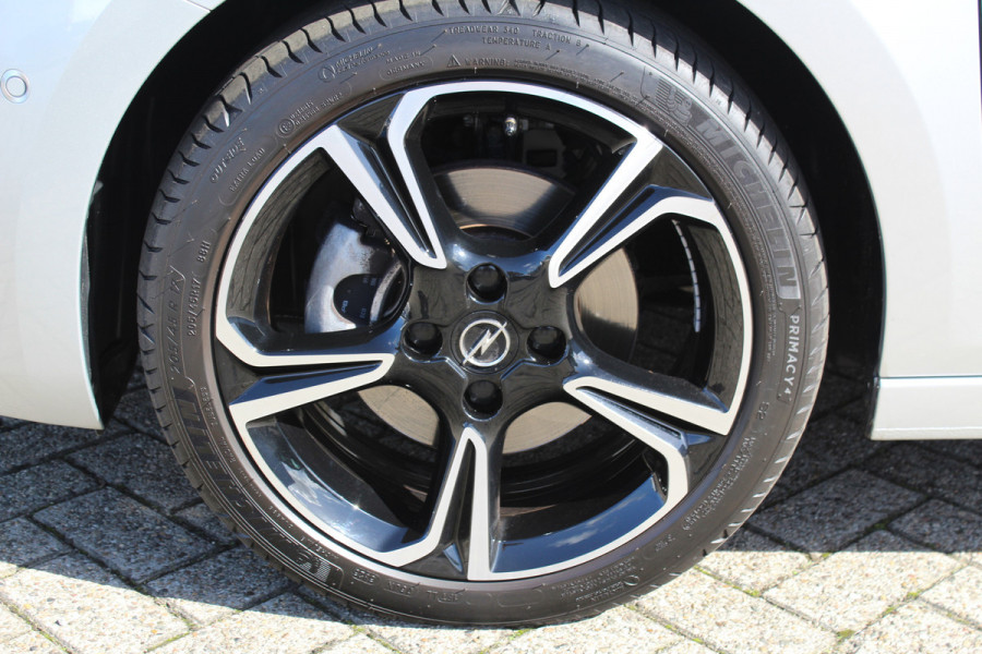 Opel Corsa 1.2-100pk Turbo Ultimate. In nieuwstaat verkerende Opel Corsa ! Autm. airco, cruise cntrl, lane assist, panoramadak, verwarmde stoelen, LM wielen, camera, pdc v+a, navigatie by Apple Carplay/Android auto, metallic, LED verl. etc.