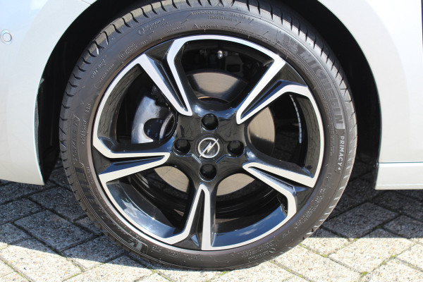 Opel Corsa 1.2-100pk Turbo Ultimate. In nieuwstaat verkerende Opel Corsa ! Autm. airco, cruise cntrl, lane assist, panoramadak, verwarmde stoelen, LM wielen, camera, pdc v+a, navigatie by Apple Carplay/Android auto, metallic, LED verl. etc.
