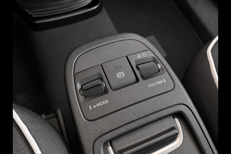 Fiat 500E 42 kWh Navigatie by Apple Carplay Android Auto camera Parkeersensoren rondom Dodehoekdetectie Cruise Control Stoelverwarming Keyless Entry Climate Control