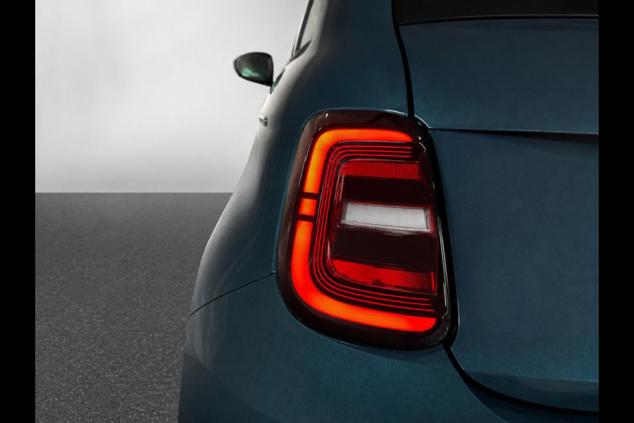 Fiat 500E 42 kWh Navigatie by Apple Carplay Android Auto camera Parkeersensoren rondom Dodehoekdetectie Cruise Control Stoelverwarming Keyless Entry Climate Control