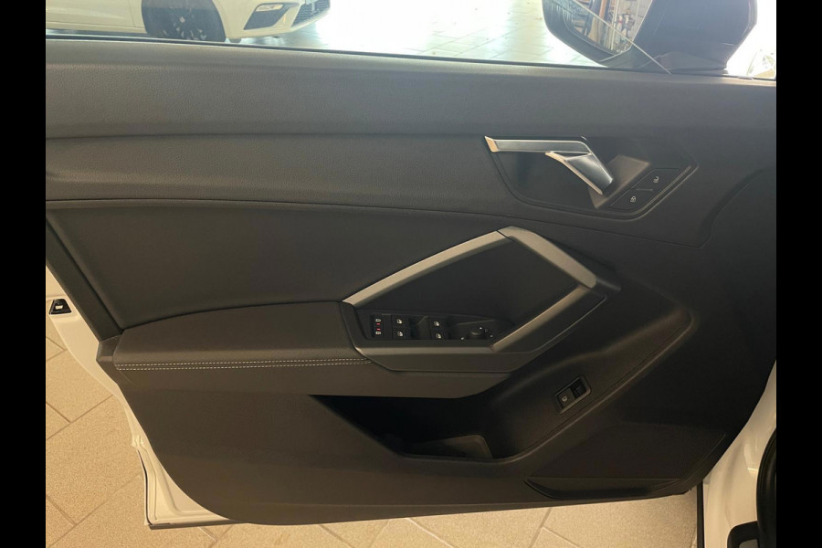 Audi Q3 45 TFSI e edition 245PK S-LINE AIRCO NAVI CRUISE PANO 20 INCH VELG STOELVERW NIEUWSTAAT