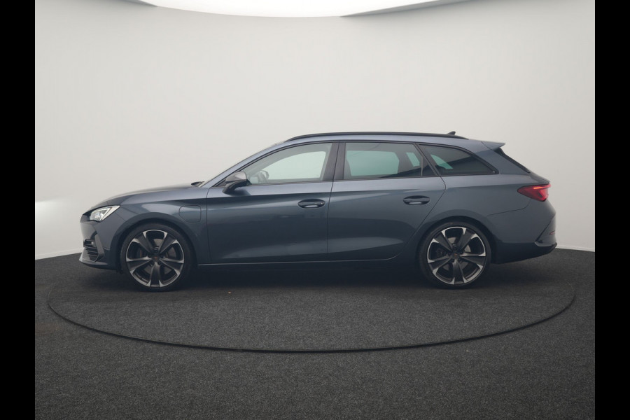 CUPRA Leon Sportstourer 1.4 e-Hybrid PHEV 245pk Dealer O.H | Trekhaak | Adaptive Cruise | Sportstoelen & Stuur Verwarmd | Apple Carplay | Sfeerverlichting | Keyless | Virtual | Navigatie | DAB | 19"L.M |