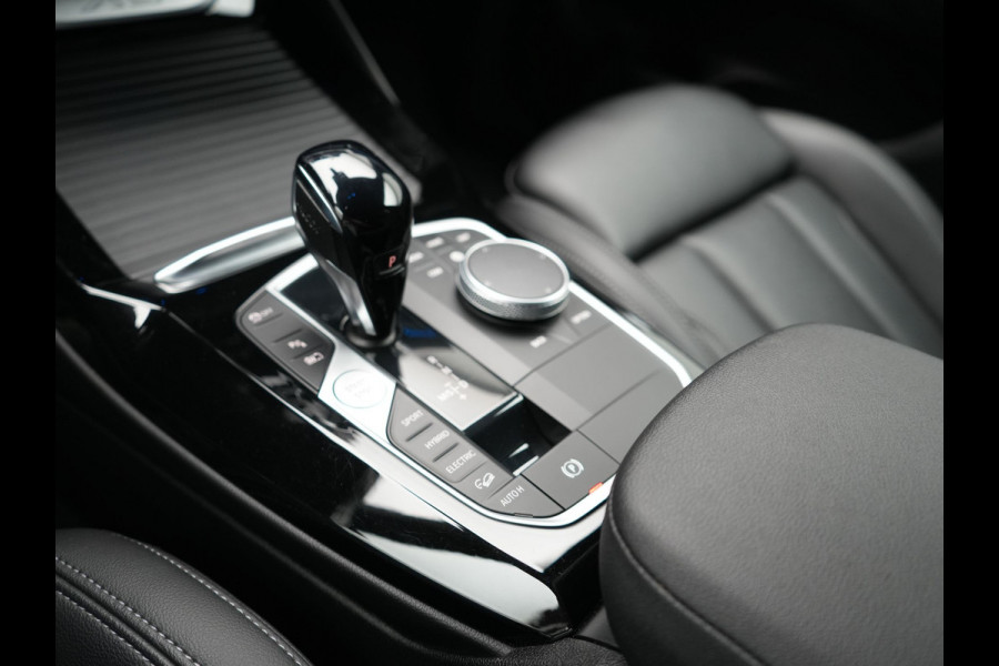 BMW X3 xDrive30e M Sport PHEV 293pk Dealer O.H | Trekhaak Af Fabriek | Camera | Cruise Control | Lederen Sportstoelen Verwarmd | Sfeerverlichting | Apple Carplay | Navigatie | Virtual | DAB | 19"L.M | Plug In Hybrid |
