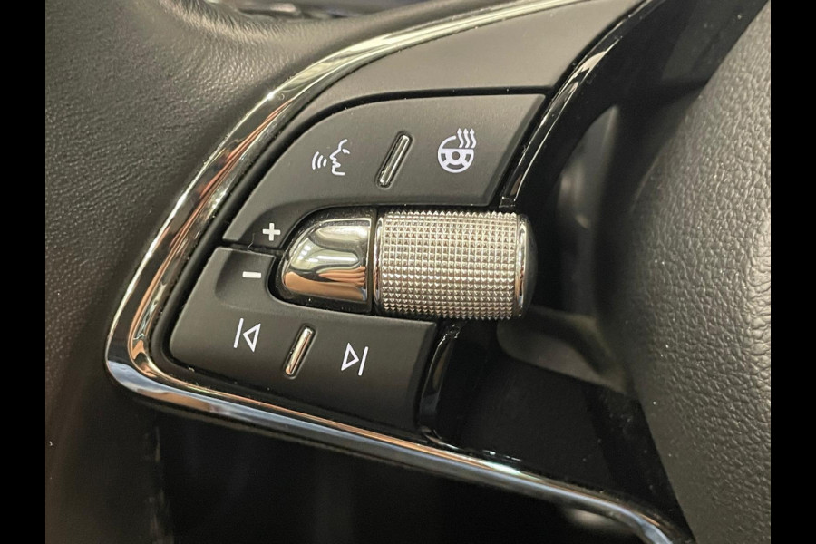 Škoda Superb Combi 1.4 TSI iV Business Edition PHEV Automaat Navigatie Stoelverwarming Voor en Achter Draadloze Telefoonlader Stuurverwarming Cruise Control Elektrisch Verstelbare Stoelen Apple CarPlay