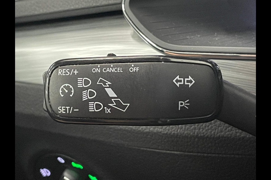 Škoda Superb Combi 1.4 TSI iV Business Edition PHEV Automaat Navigatie Stoelverwarming Voor en Achter Draadloze Telefoonlader Stuurverwarming Cruise Control Elektrisch Verstelbare Stoelen Apple CarPlay