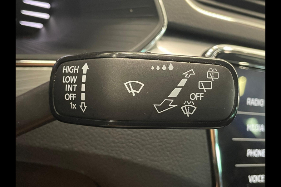 Škoda Superb Combi 1.4 TSI iV Business Edition PHEV Automaat Navigatie Stoelverwarming Voor en Achter Draadloze Telefoonlader Stuurverwarming Cruise Control Elektrisch Verstelbare Stoelen Apple CarPlay