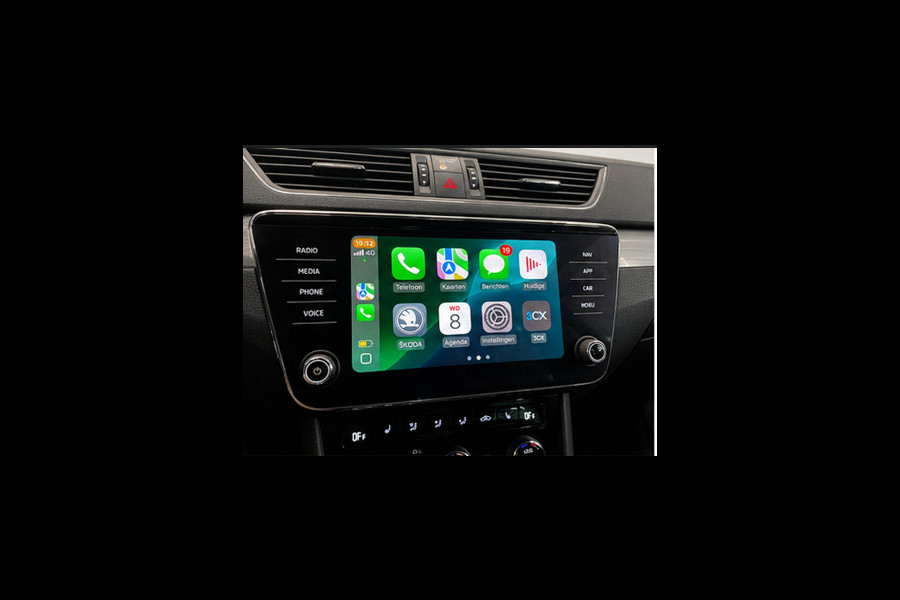 Škoda Superb Combi 1.4 TSI iV Business Edition PHEV Automaat Navigatie Stoelverwarming Voor en Achter Draadloze Telefoonlader Stuurverwarming Cruise Control Elektrisch Verstelbare Stoelen Apple CarPlay