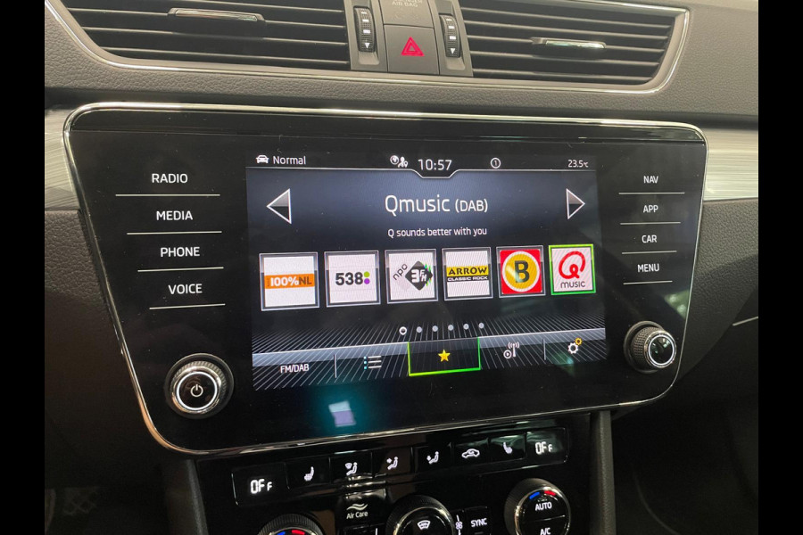 Škoda Superb Combi 1.4 TSI iV Business Edition PHEV Automaat Navigatie Stoelverwarming Voor en Achter Draadloze Telefoonlader Stuurverwarming Cruise Control Elektrisch Verstelbare Stoelen Apple CarPlay
