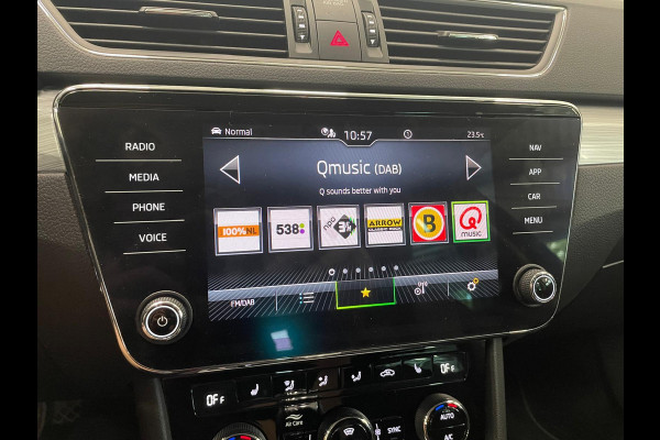 Škoda Superb Combi 1.4 TSI iV Business Edition PHEV Automaat Navigatie Stoelverwarming Voor en Achter Draadloze Telefoonlader Stuurverwarming Cruise Control Elektrisch Verstelbare Stoelen Apple CarPlay