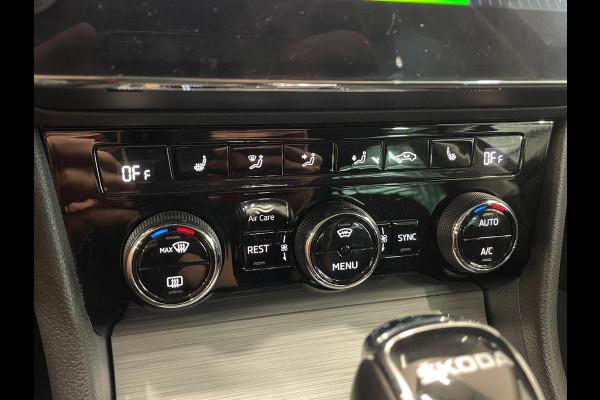 Škoda Superb Combi 1.4 TSI iV Business Edition PHEV Automaat Navigatie Stoelverwarming Voor en Achter Draadloze Telefoonlader Stuurverwarming Cruise Control Elektrisch Verstelbare Stoelen Apple CarPlay