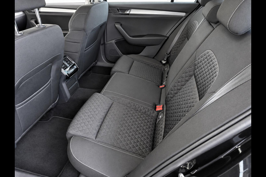 Škoda Superb Combi 1.4 TSI iV Business Edition PHEV Automaat Navigatie Stoelverwarming Voor en Achter Draadloze Telefoonlader Stuurverwarming Cruise Control Elektrisch Verstelbare Stoelen Apple CarPlay