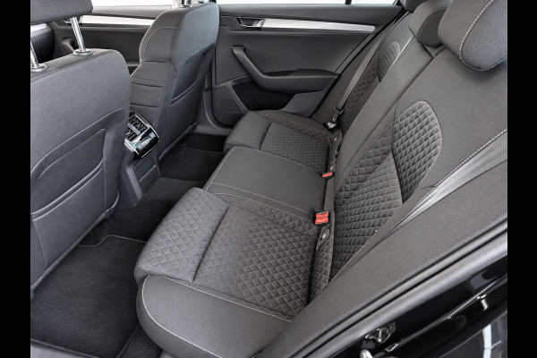 Škoda Superb Combi 1.4 TSI iV Business Edition PHEV Automaat Navigatie Stoelverwarming Voor en Achter Draadloze Telefoonlader Stuurverwarming Cruise Control Elektrisch Verstelbare Stoelen Apple CarPlay