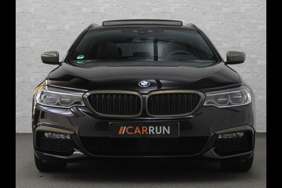 BMW 5 Serie Touring 520i M-Sport Volledig Individual | Nappa | Comfortseats | Panodak | Trekhaak 2000kg | Adapt. Led | Luchtvering niveauregeling | Display Key | Camera | Memory | 19" | Nav. Proffesional | Alarm | NL-Auto | Dealer OH | NAP | Full Service - Rijklaarprijs.