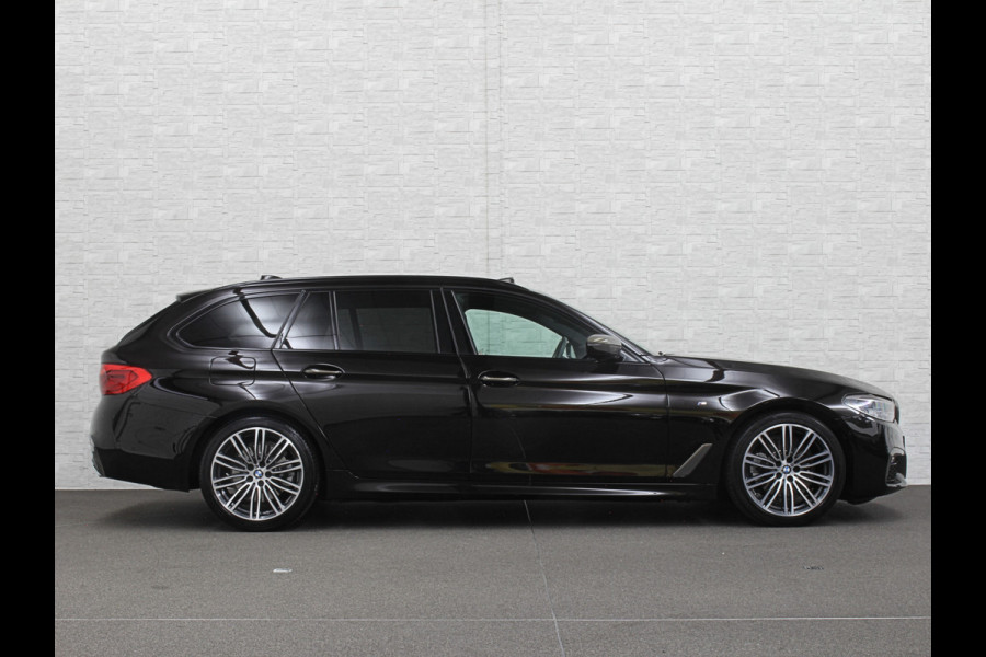 BMW 5 Serie Touring 520i M-Sport Volledig Individual | Nappa | Comfortseats | Panodak | Trekhaak 2000kg | Adapt. Led | Luchtvering niveauregeling | Display Key | Camera | Memory | 19" | Nav. Proffesional | Alarm | NL-Auto | Dealer OH | NAP | Full Service - Rijklaarprijs.